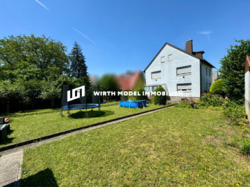 Ansprechende Immobilie mit zwei Garagen und großem Grundstück in bester Lage am Steinberg, 97422 Schweinfurt, Mehrfamilienhaus